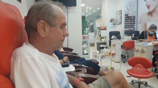 Запёрла мужа делать педикюр.И смех и грех.А ему понравилось ! смотреть онлайн