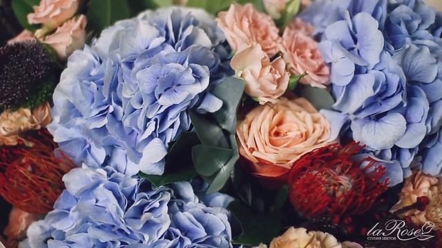 Букет из гортензии, гвоздики, розы кустовой, лейкосперикума, одиночной розы и аллиума. смотреть онлайн