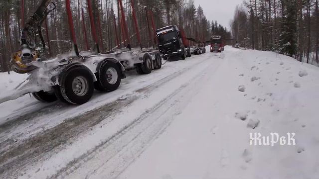 Работа на лесовозе Вольво FH 16 . Неудачно разъехались. смотреть онлайн