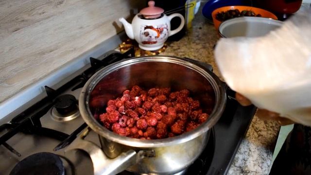 ГОТОВИМ ВАРЕНЬЕ НА ЗИМУ ИЗ МАЛИНЫ, КЛУБНИКИ И ВИШНИ смотреть онлайн
