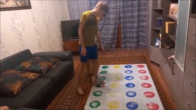 Игра в необычный Твистер смотреть онлайн