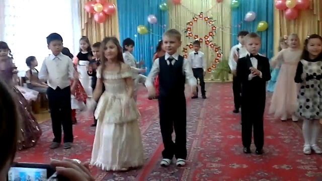 Аружан Ардак танцует "Весеннюю ламбаду" смотреть онлайн