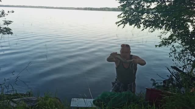 Первые раки Селигера, а там еще что-то  - змея что-ли ..._ Рыбалка 2020_.mp4
