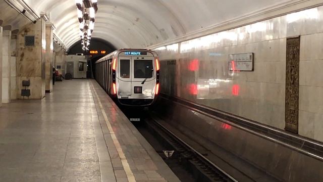 81-775/776/777 Дейна (Москва 2020) Блестящий поезд На станции Курская смотреть онлайн