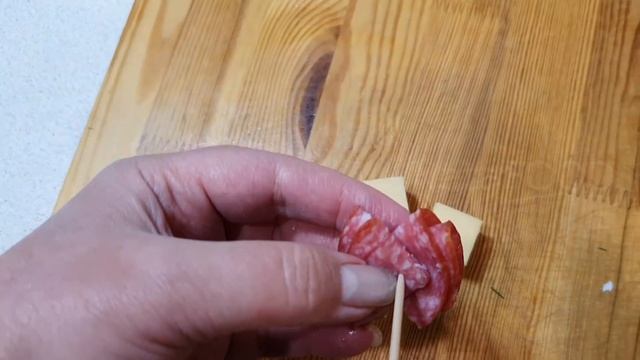 ВКУСНАЯ И БЫСТРАЯ ЗАКУСКА НА НОВЫЙ ГОД - КАНАПЕ ЗА 2 МИНУТЫ смотреть онлайн