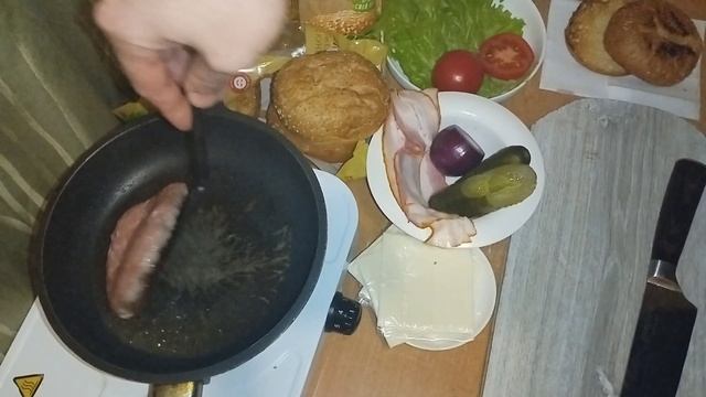 Бургер с беконом в домашних условиях...