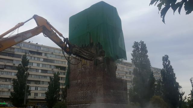 От памятника чекистам в Киеве откалывают огромные куски гранита смотреть онлайн