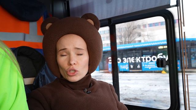 Маленькая Вера - Медведю подарили автобус - электробус | Профессия - водитель автобуса смотреть онлайн