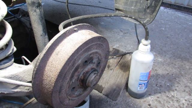 Как прокачать тормоза на любом автомобиле за 10 минут в одиночку How to pump brakes on any car смотреть онлайн