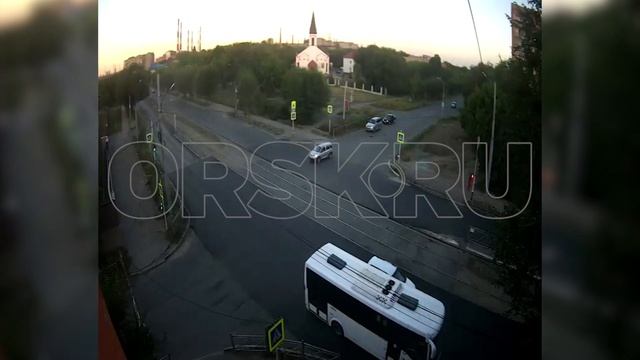 В Орске возле Дворца пионеров водитель врезался в ограждение смотреть онлайн