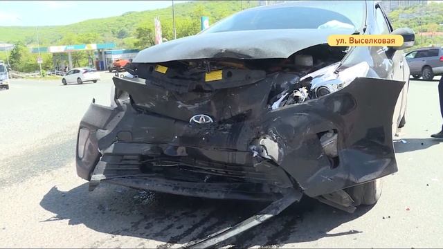 Водитель пребывает в шоке от маневра рулевого седана смотреть онлайн