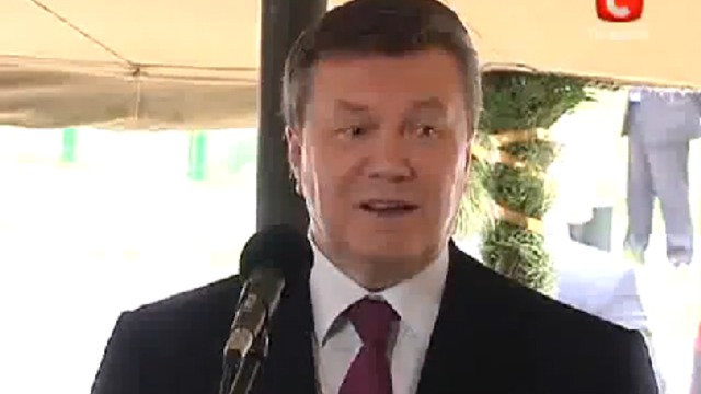 Янукович показывает как надо пить смотреть онлайн