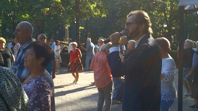 ТАНЦЫ-«ХОРА-ВОДЫ» И ПРИГЛАШЕННЫЕ ПЕВЦЫ В ЦЕНТРАЛЬНОМ ПАРКЕ 30.09.2023. (10 ЭПИЗОДОВ) ЭПИЗОД 2 смотреть онлайн
