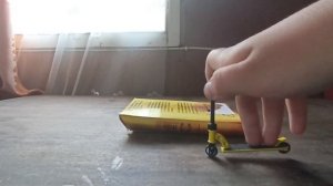 Лёгкие трюки на фингер самокате.