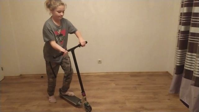 лёгкие трюки на самокате смотреть онлайн