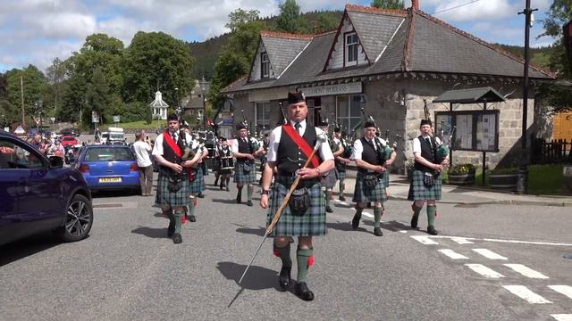 4/4 Marches by Ballater Pipe Band as they parade through Braemar in rural Aberdeenshire, Scotland смотреть онлайн