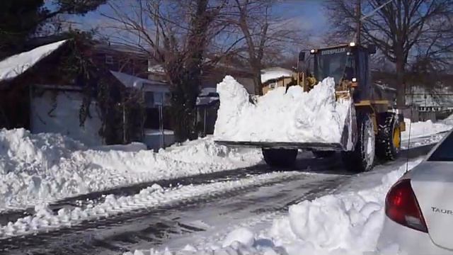 Cat 938G wheel loader clearing snow up-close смотреть онлайн