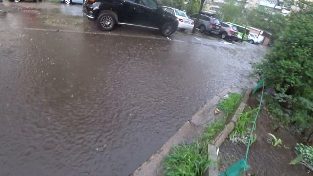 Ливень в Киеве, град 4 мая 2020 смотреть онлайн