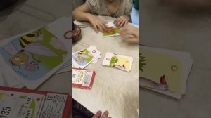 Ребенок с диагнозом аутизм и тяжелая умственная отсталость учится осмысленно читать.