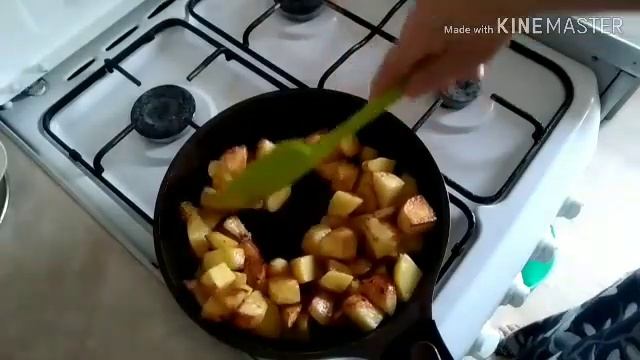 Нежнейший обжаренный картофель, протушенный в молоке. Очень вкусно !