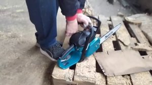 Бензопила Makita EA3202S Первый запуск - тест на 2х летней акации
