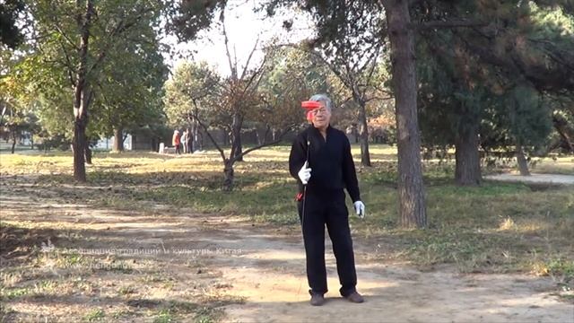 Легко и изящно игра Кунчжу в парке Храма Неба в Пекине смотреть онлайн