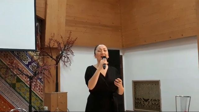 Алёна Яковлева поет песню своего отца "Эйиэхэ мин ырыа бэлэхтиим" смотреть онлайн