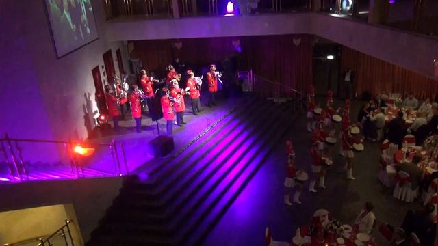 Гусарский оркестр и ансамбль барабанщиц смотреть онлайн