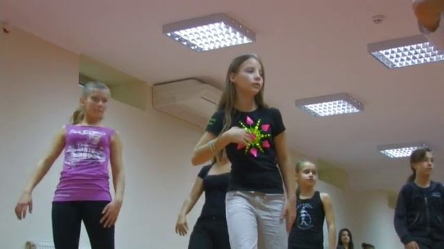 Современные танцы (12-15 лет). Хореограф - Саша Ванакова смотреть онлайн