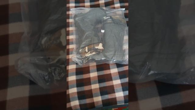 На байковой поверхности лежит сегодняшняя покупка, купленная 4 марта - боты резиновые в целлофане смотреть онлайн