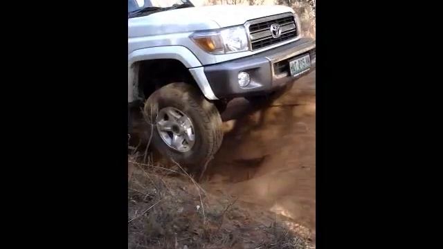 Toyota Land Cruiser 76 Station Wagon Axial twist смотреть онлайн