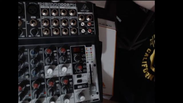 Mesa de som Behringer 1002FX Xenyx Unboxing смотреть онлайн