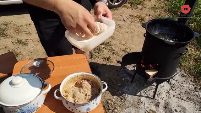 ОБОЛДЕНАЯ ЖАРЕННАЯ КУРИЦА КАК В KFC. Простой рецепт. Готовим в Казане на Костре на берегу реки. смотреть онлайн