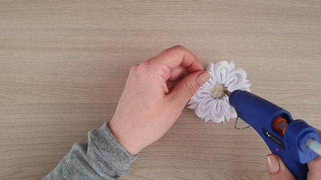 Ромашки из лент / канзаши мк / DIY flowers from ribbons смотреть онлайн