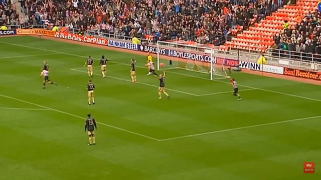 Homer Simpson is responsible for Darren Bent's infamous Beach Ball goal against Liverpool. Doh! смотреть онлайн