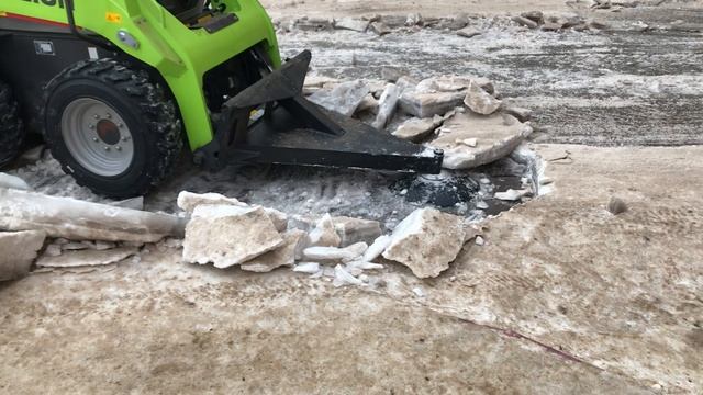 Скалыватель льда на мини-погрузчик типа Бобкат Bobcat