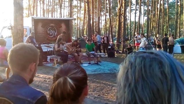 Часть выступления одной из групп смотреть онлайн