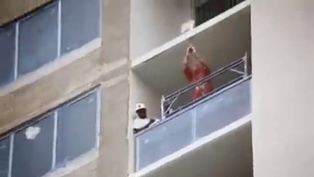 460 млн литров пены заливают город. Реклама фотокамер Sony смотреть онлайн