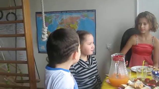 Мило))))Братик поздравляет старшую сестру Гелю)))) смотреть онлайн
