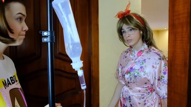 7 уколов и клизмы - тупая медсестра лечит Вредину и Старшую смотреть онлайн