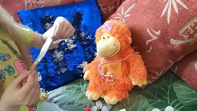 Кристина и её любимая обезьянка. игра с мягкой игрушкой. смотреть онлайн