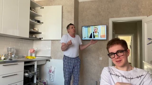 МИХАЛЫЧ ИЗДЕВАЕТСЯ НАДО МНОЙ… смотреть онлайн