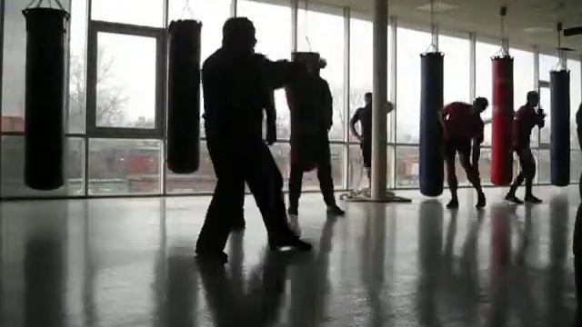 БОКСЕРСКИЕ ТРЕНИРОВКИ В "ШКОЛЕ МАГДИЕВА" , ТАГАНРОГ, разминка смотреть онлайн