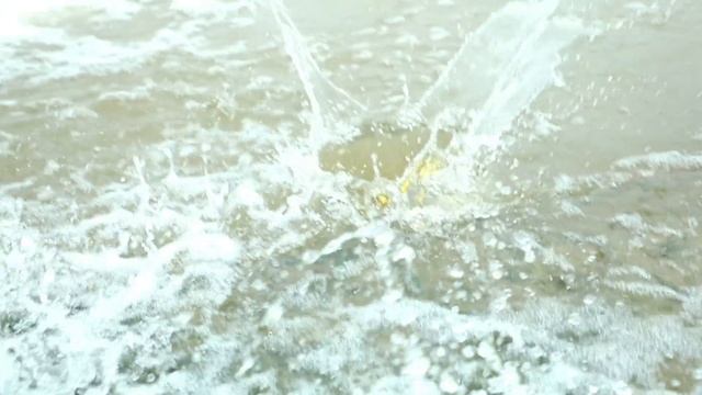 Игрушки прыгают с трамплина в реку смотреть онлайн