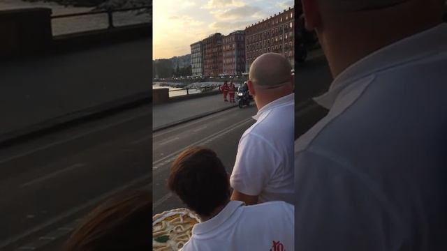 Папа Римский получил пиццу в Неаполе смотреть онлайн