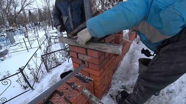 зимняя кладка кирпичных столбов под сажу. без купюр. смотреть онлайн