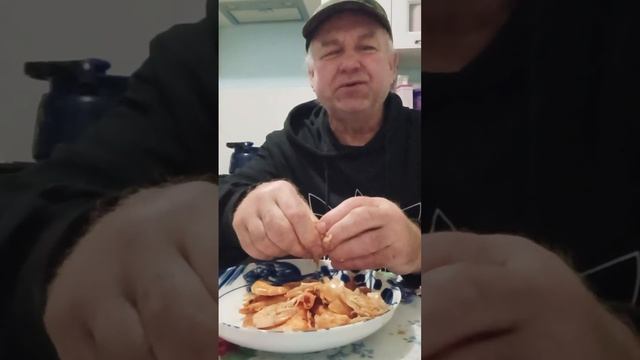 Ем королевские креветки и роллы.