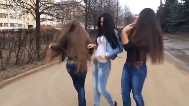 Девушки танцуют, мальчики с ума сходят! Милашки такие! Скачать смотреть онлайн