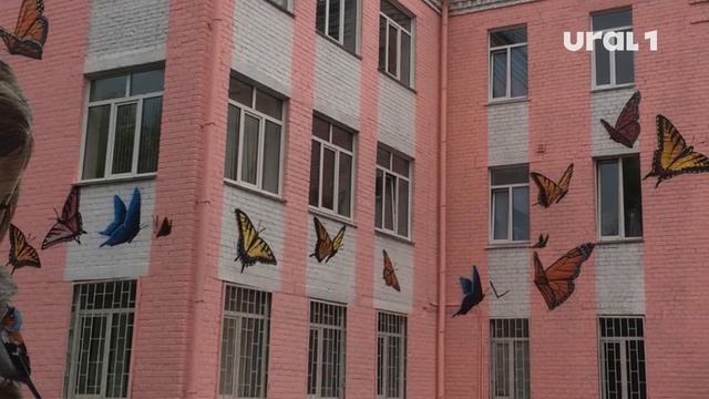 На фасаде детской поликлиники появилась девочка с бабочками смотреть онлайн