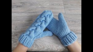 Женские варежки (рукавицы) с узором косы спицами. Индийский клин